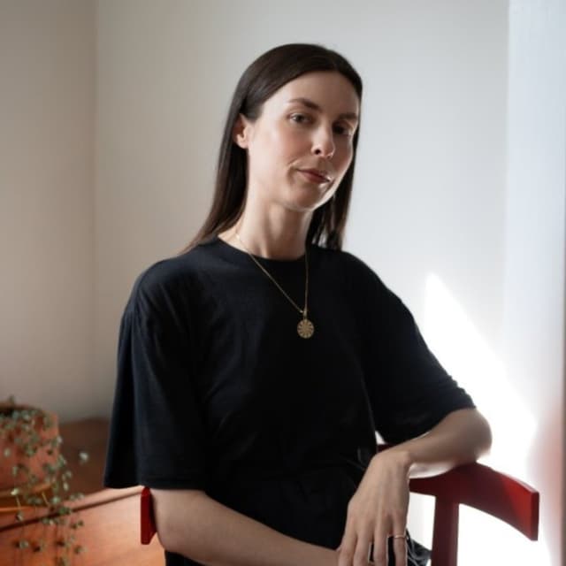 Anna Mackenzie headshot